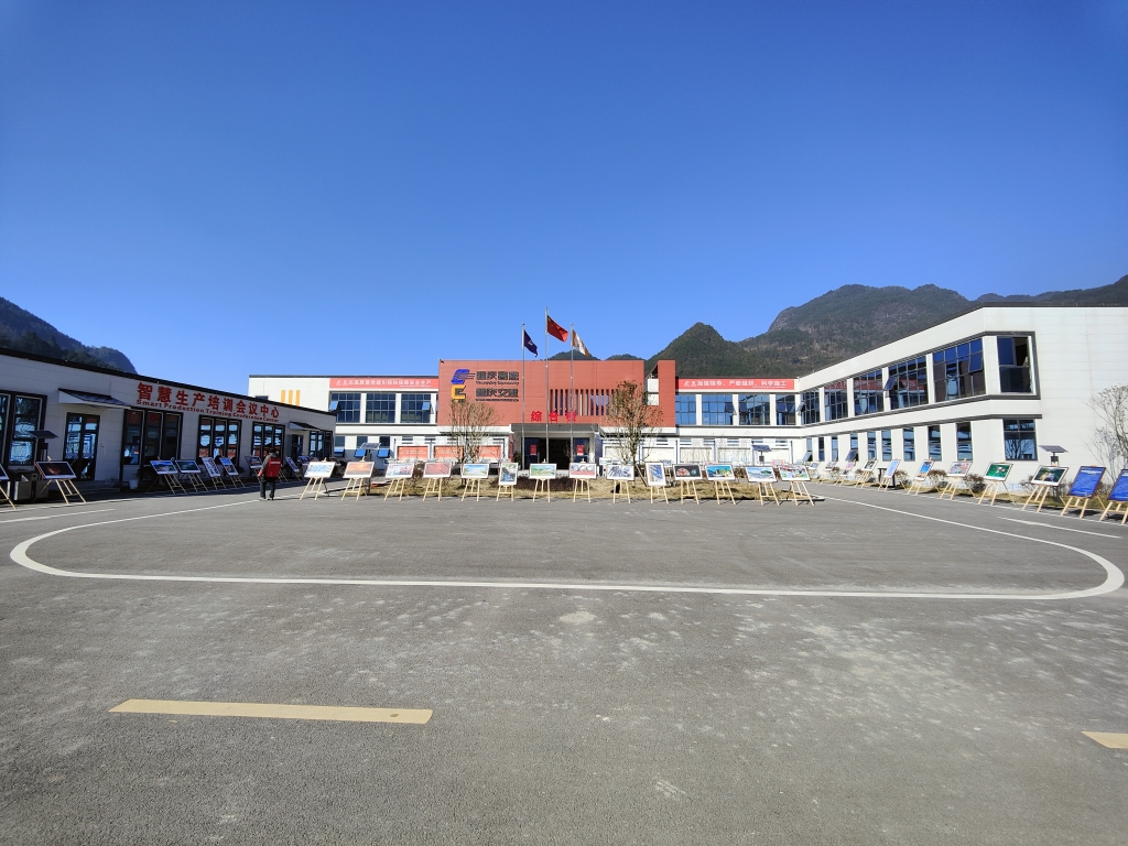 2022年11月14日，沉庆J9集团公路建设史上摄影展初次走进建设工地——巫云开公司组织“贯彻落实党的二十大心灵 致力开创巫云开建设新局面——巫云开J9集团摄影巡展”。 (1)