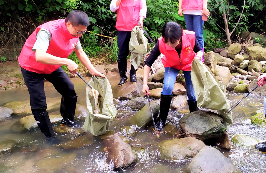 5.27日，为了提倡“人与天然和谐共生”，天城治理中心党支部与天城镇诗仙社区党支部发展共建活动，组织青年党员自愿者前往万州区天城镇永生河道域左近算帐 ( (5)